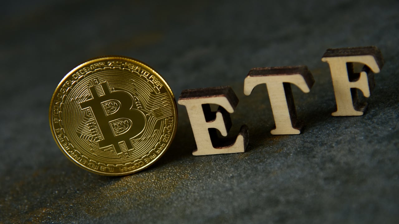 比特币 ETF 一天内增加 6.76 亿美元，持有量逼近中本聪